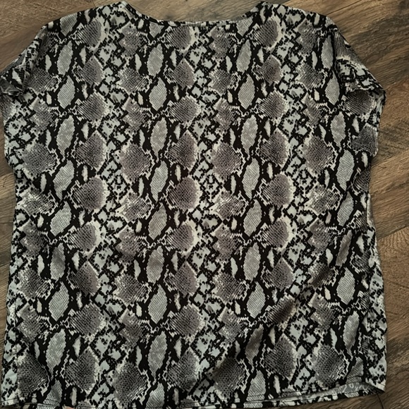 Cute Snake Print Blouse - Picture 3 of 3